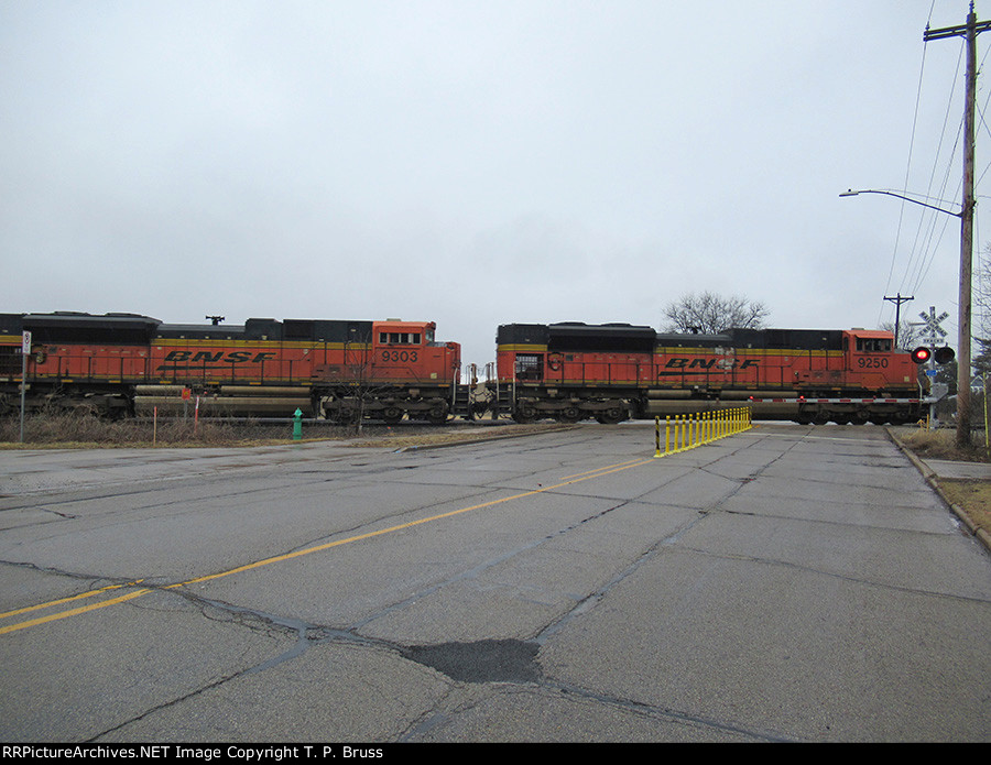 BNSF 9250 and BNSF 9303